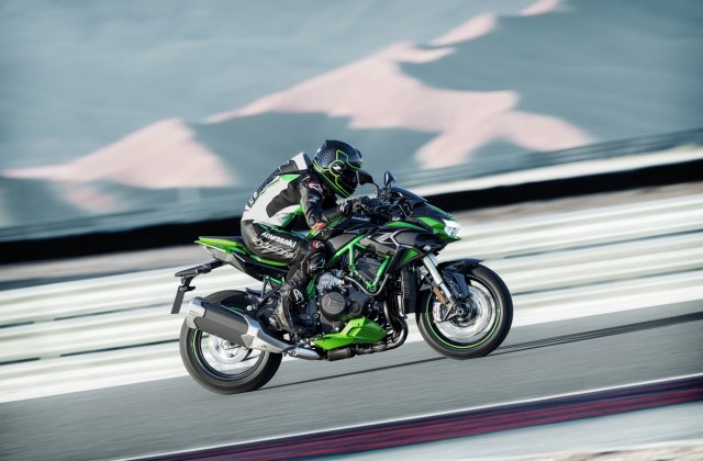 22MY - Z H2 SE_Action 1-1200x800_150.jpg